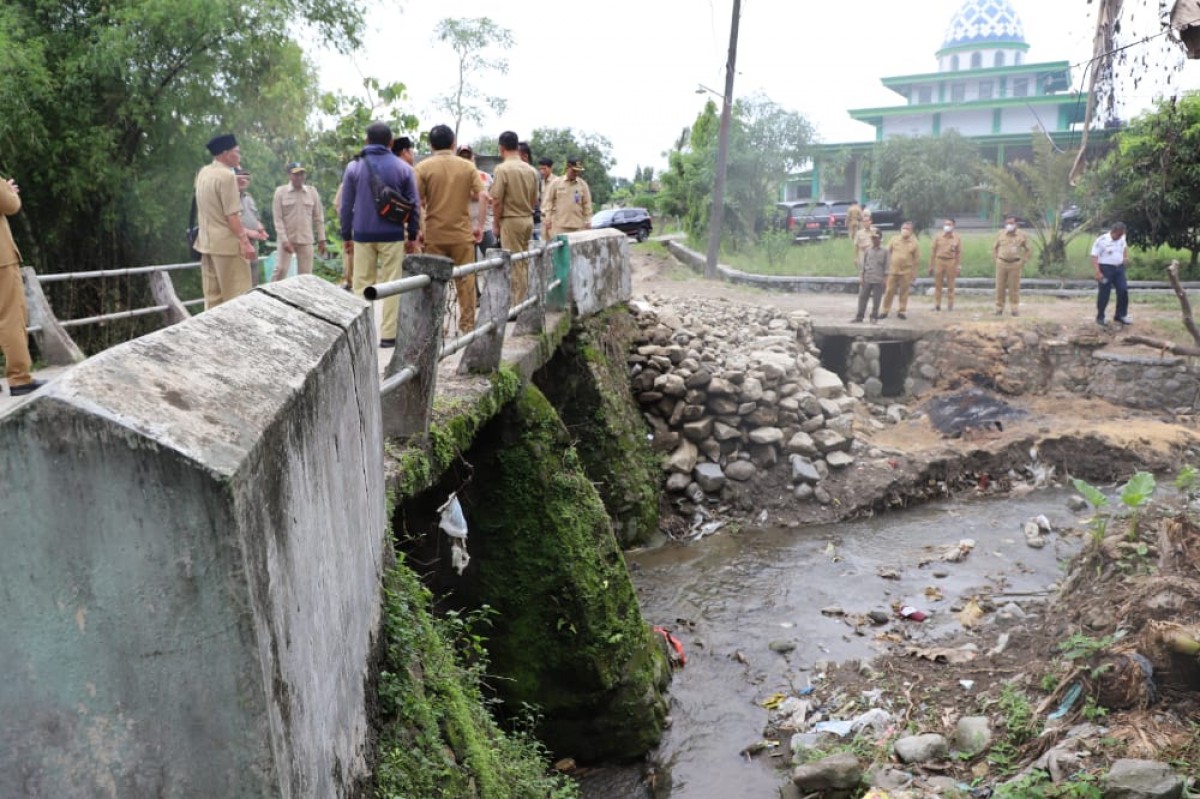 Wakil Bupati Jombang Sumrambah beserta OPD terkait saat meninjau jembatan rusak di Desa Sukodadi, Kecamatan Kabuh.(Foto-foto: Humas Pemkab Jombang)
