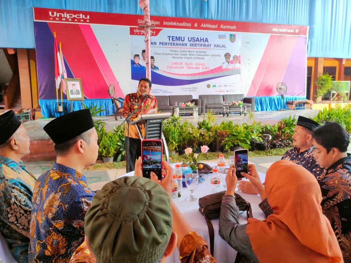 Wakil Bupati Jombang, Sumrambah saat mengikuti kegiatan temu usaha dan penyerahan sertifikat halal di Unipdu Rejoso, Jombang.(Humas Pemkab Jombang for jatimnow.com)
