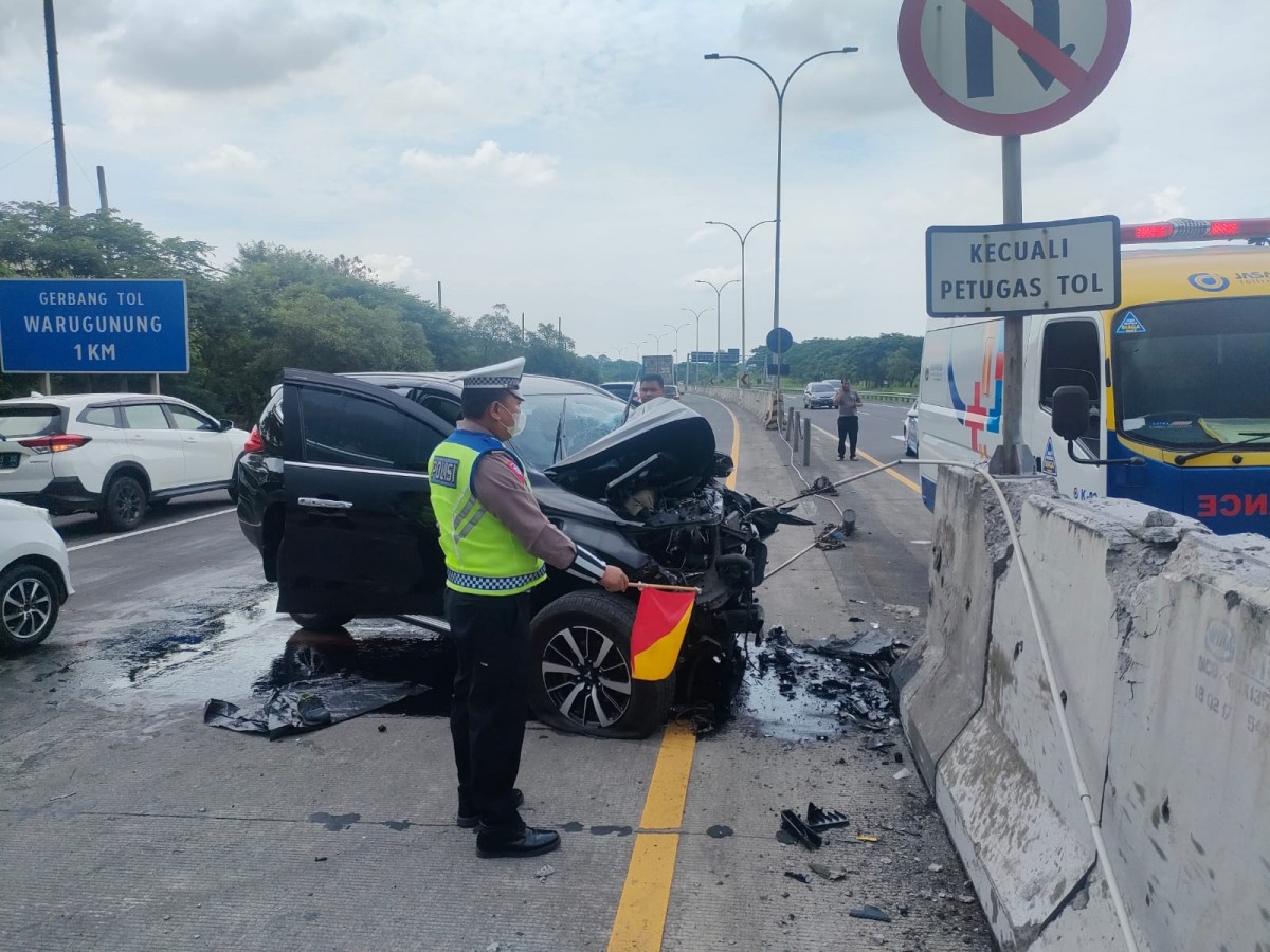 Pajero yang mengalami kecelakaan di Tol Sumo (Foto-foto: Sat PJR Polda Jatim for jatimnow.com)