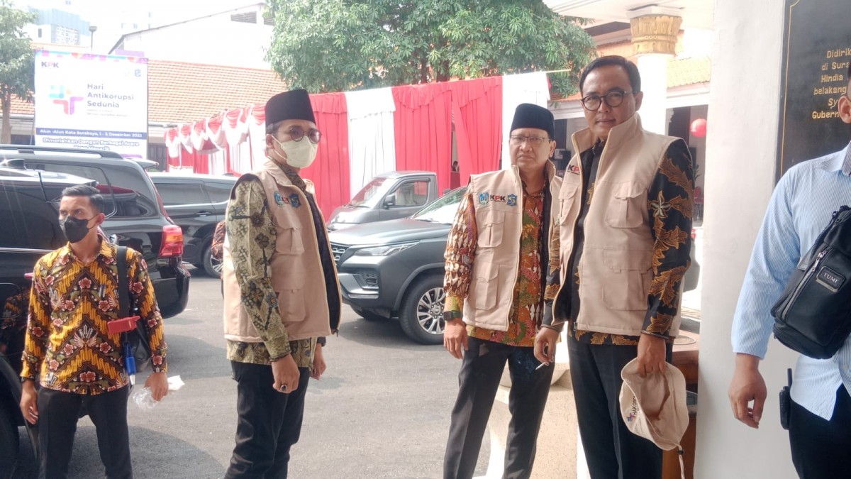 BUpati Bangkalan Abdul Latif Amin Imron (berkopiah kiri) saat hadir dalam acara Hakordia 2022 di Gedung Negara Grahadi. (foto: Ni'am Kurniawan/jatimnow.com)