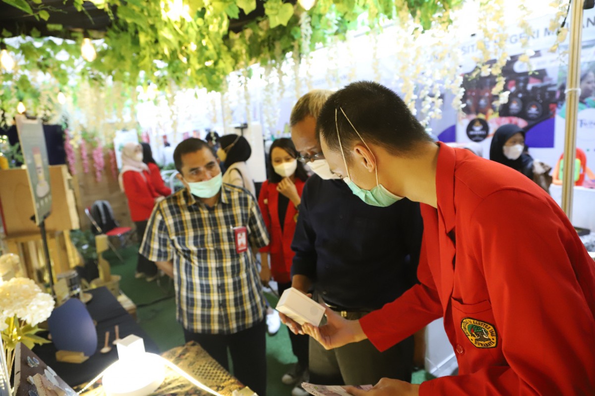 Produk unggulan yang dipamerkan Mahasiswa Untag di ajang KMI Expo 2022. (foto: Zie for jatimnow.com)