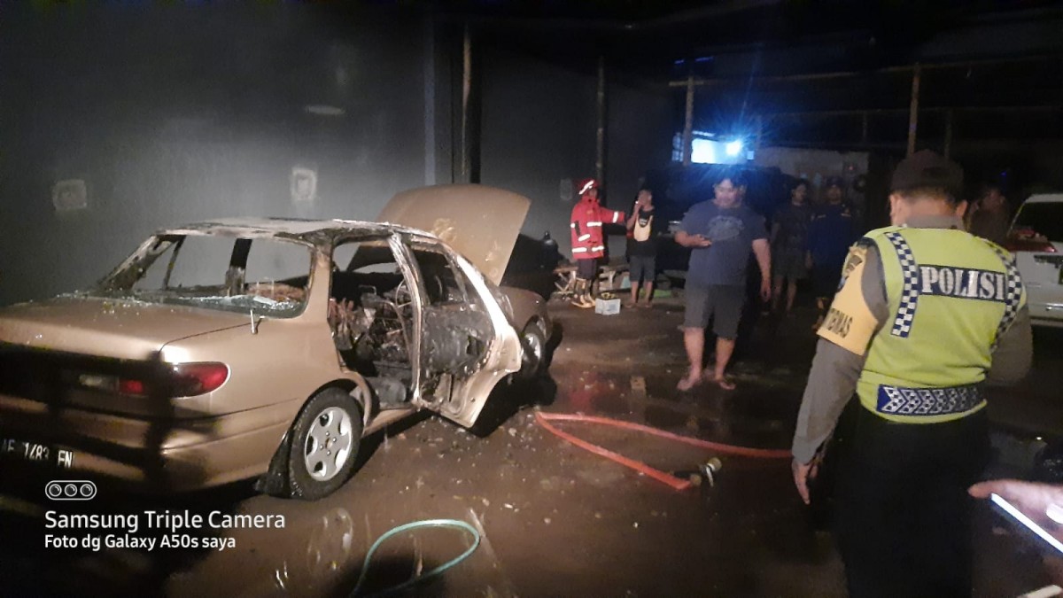 Bangkai mobil yang terbakar. (Foto: Polres Tulungagung for jatimnow.com)