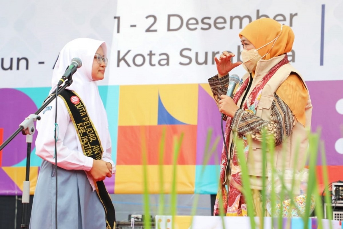 Khofifah berdialog dengan siswa kelas X asal SMA Negeri 1 Pacitan, Audy Aulia Insani Sudrajat. (Foto-foto: Humas Pemprov Jatim for jatimnow.com)