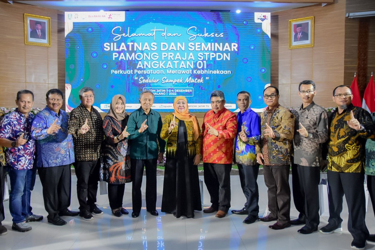 Gubernur Jawa Timur Khofifah Indar Parawansa bersama para Pamong Praja STPDN Angkatan 01. (Diskominfo Jatim for Jatimnow.com)