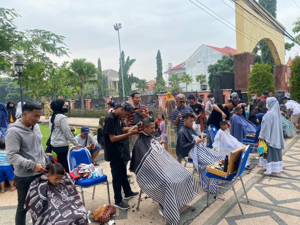 Aksi cukur amal untuk donasi bantuan korban gempa Cianjur. (Foto: Moch. Rois/jatimnow.com)