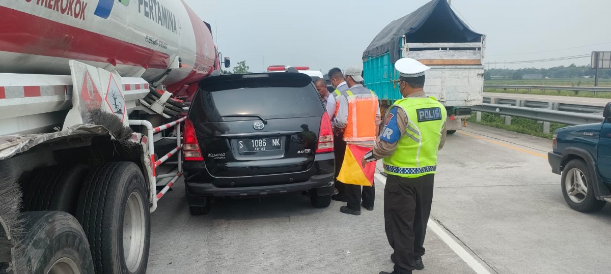 Polisi saat identifikasi kecelakaan di tol Mojokerto. (Foto: Unit 3 PJR Polda Jatim for jatimnow.com)