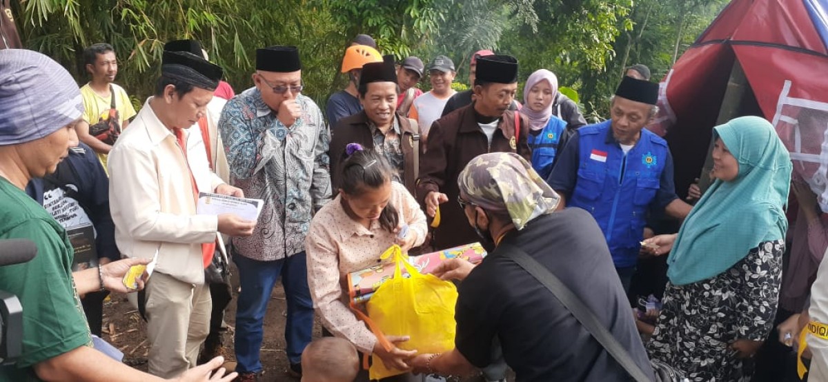 Proses penyaluran bantuan kemanusiaan yang dilakukan Ponpes Shidiqiyah ke korban gempa Cianjur. (Foto: Ponpes Shidiqiyah).