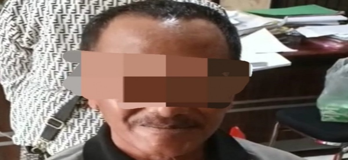 Pelaku yang tega mencabuli anak tirinya. (Foto: Arda for jatimnow.com)