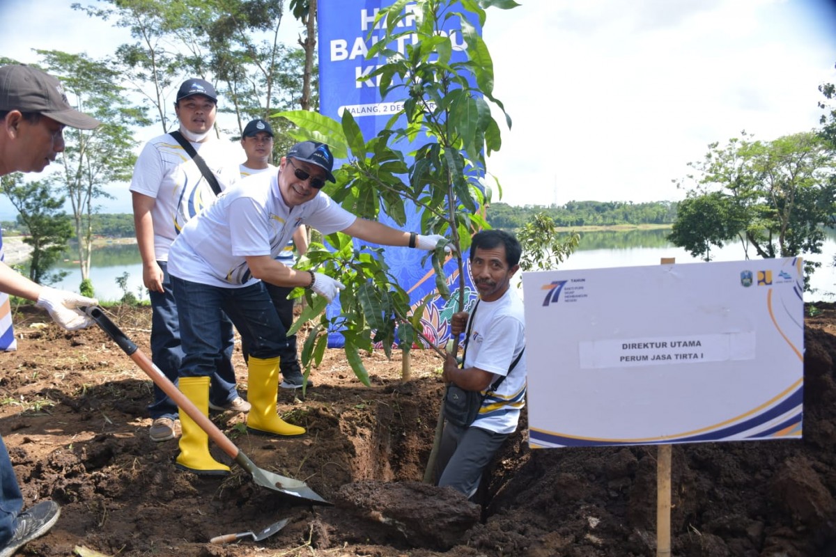 PU PJT I melakukan tanam pohon. (Foto: PJT I for Jatimnow.com)