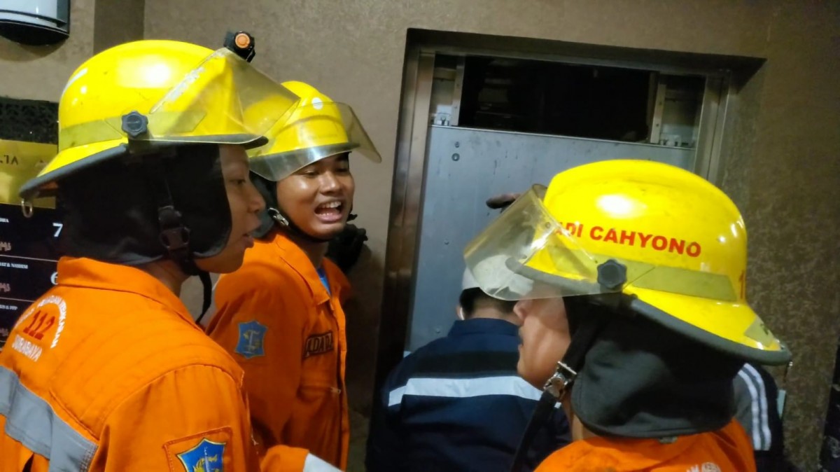 Proses evakuasi Ketua Fraksi PKB Minun Latif yang terjebak dalam lift DPRD Surabaya (Foto: Ni'am Kurniawan/jatimnow.com)