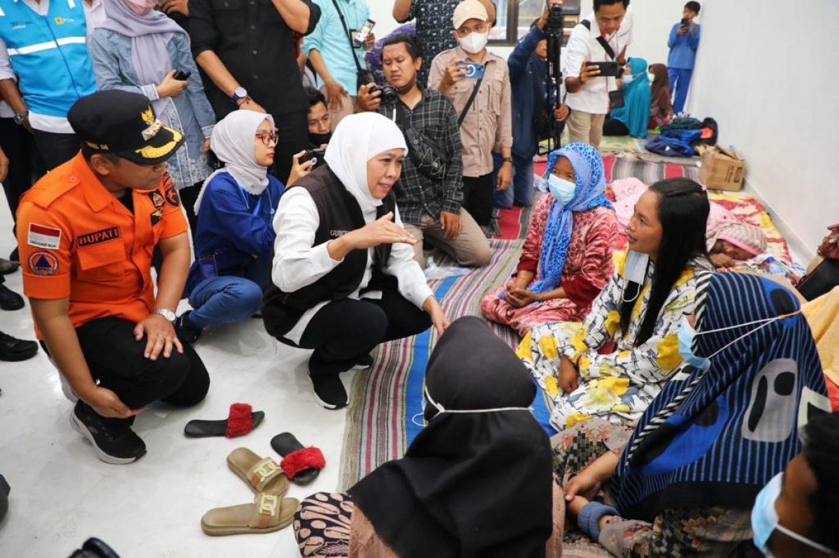 Gubernur Khofifah saat meninjau kondisi terkini luapan erupsi gunung semeru (Dok Humas Pemprov Jatim/jatimnow.com)