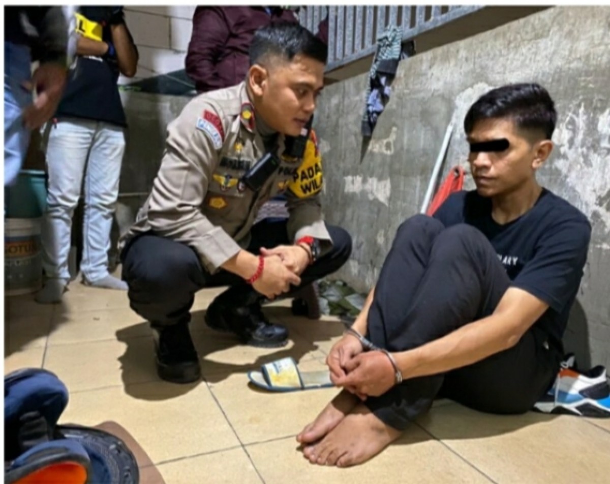 Tersangka diamankan polisi. (Foto: Unit Reskrim Polsek Dukuh Pakis)