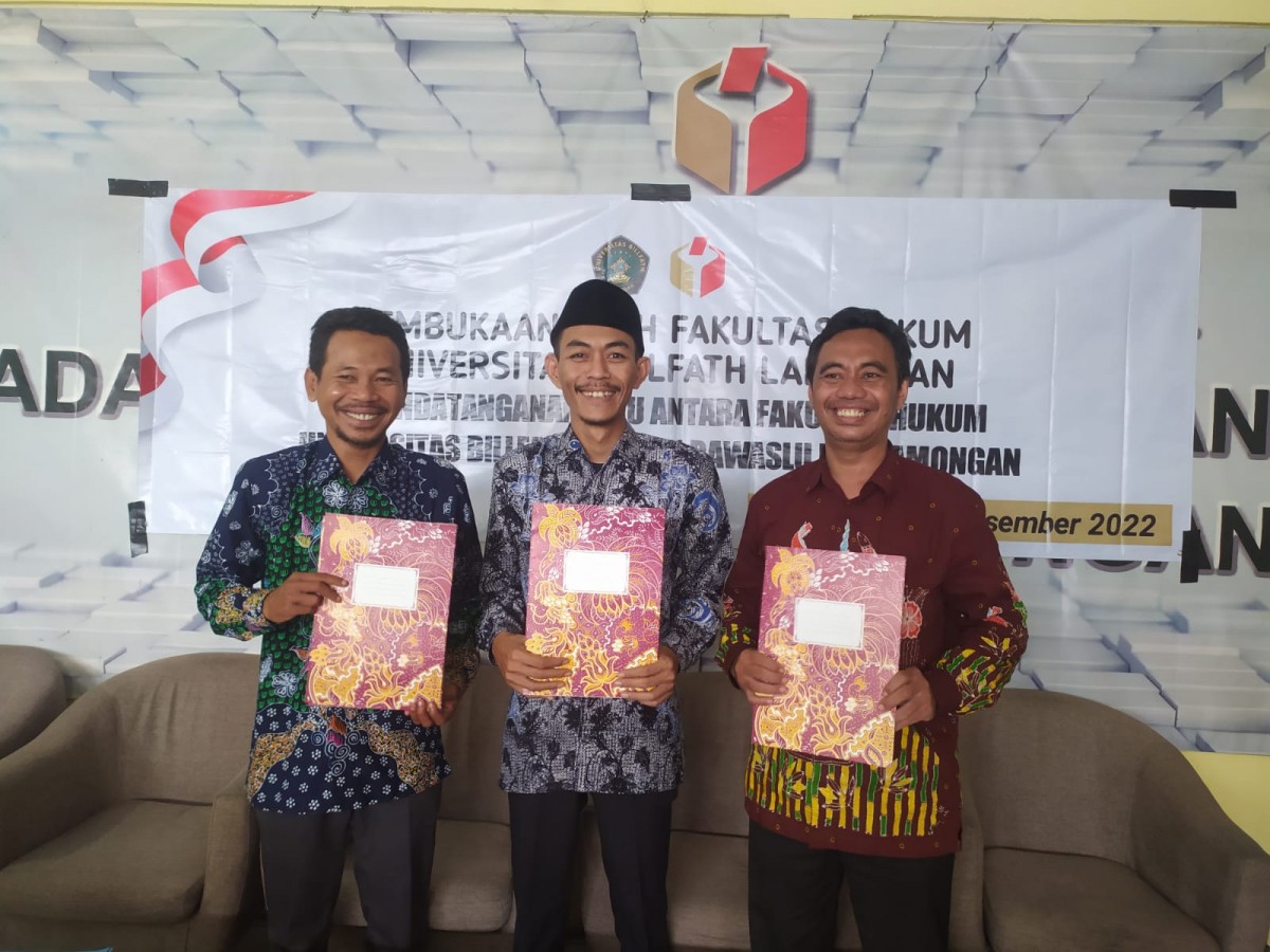 Ketua Bawaslu Lamongan, Miftahul Badar (tengah) saat menunjukan MoU bersama dekan Universitas Billfath Lamongan. (Foto: Adyad Ammy Iffansah/jatimnow.com)