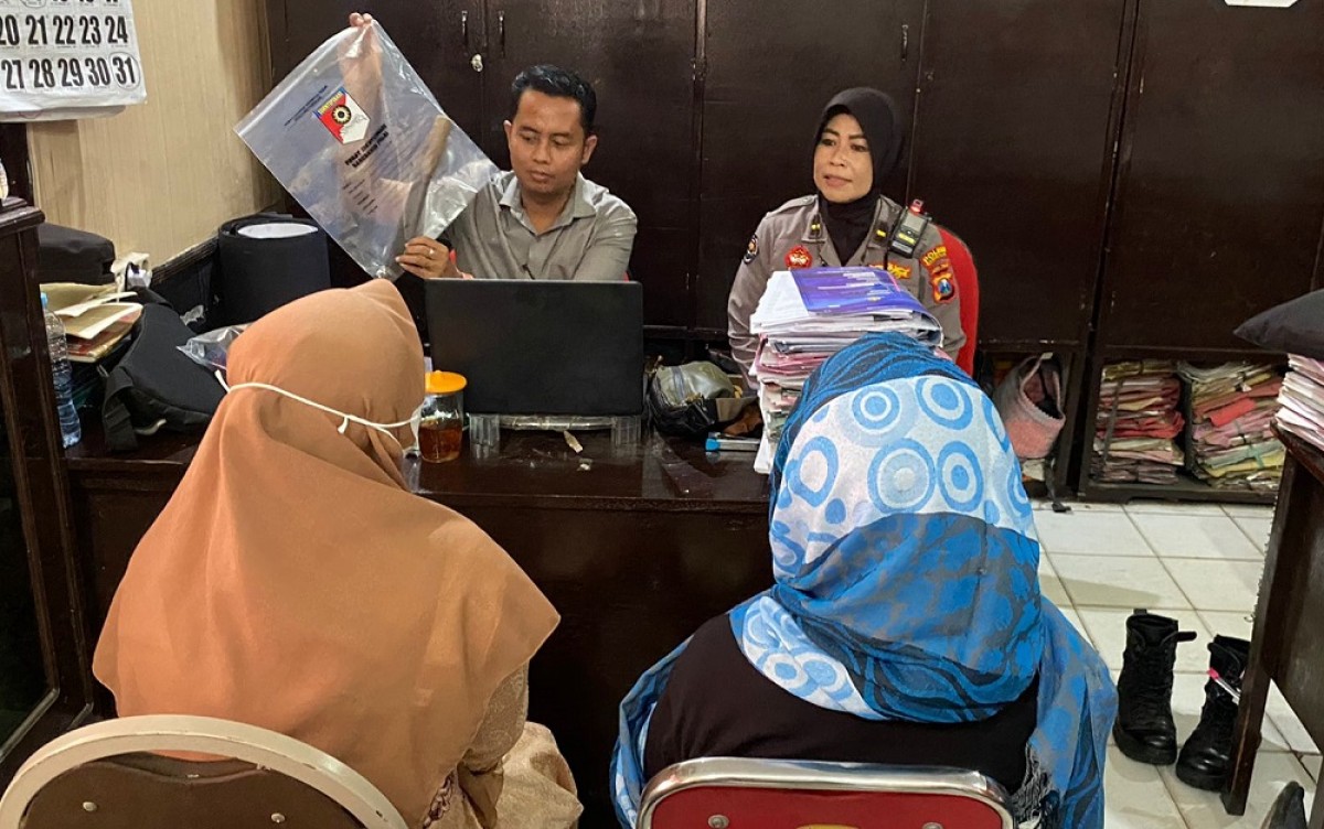 Dua pelaku penganiayaan saat diinterogasi oleh petugas. (Foto: Polres Bangkalan for jatimnow.com)