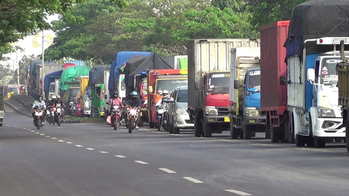 Kepadatan arus lalu lintas di jalan nasional Lamongan-Babat (Foto: Adyad Ammy Iffansah/jatimnow.com)