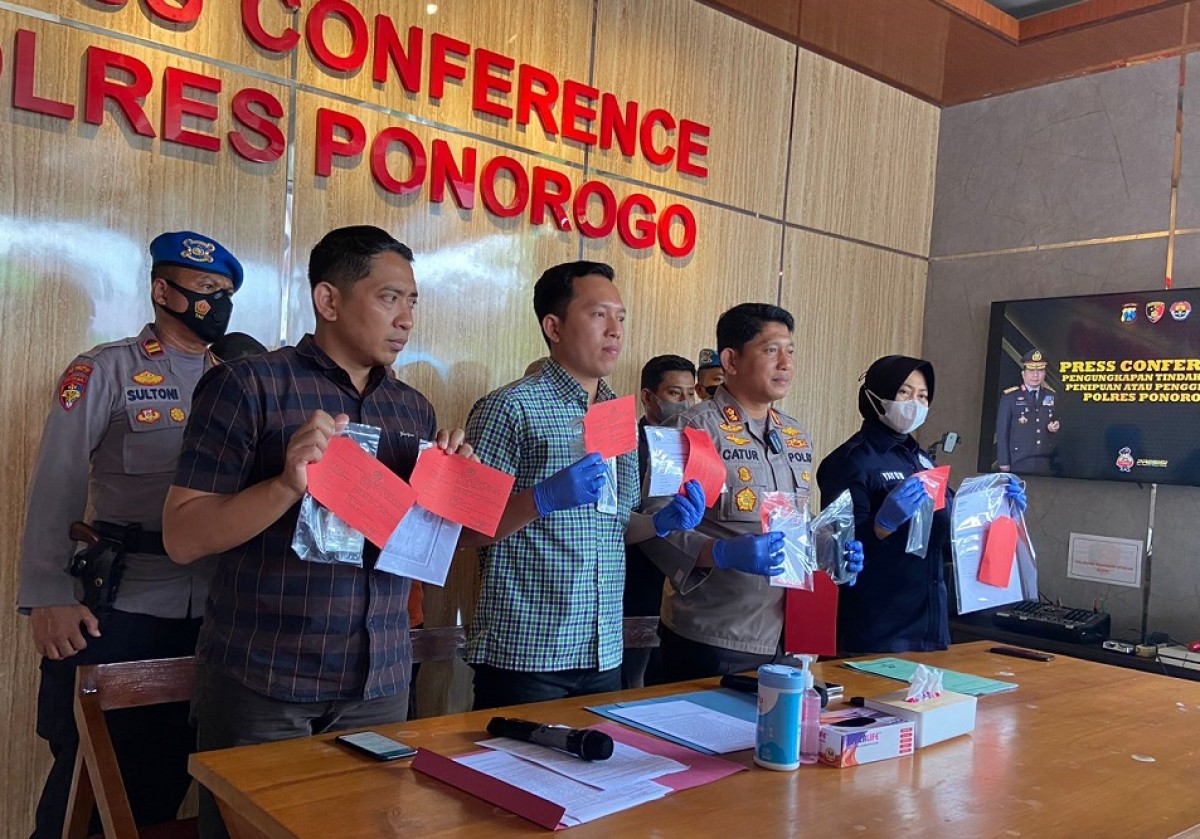 Polisi mengamankan tersangka Candra Pribadi. (Foto: Ahmad Fauzani/jatimnow.com)