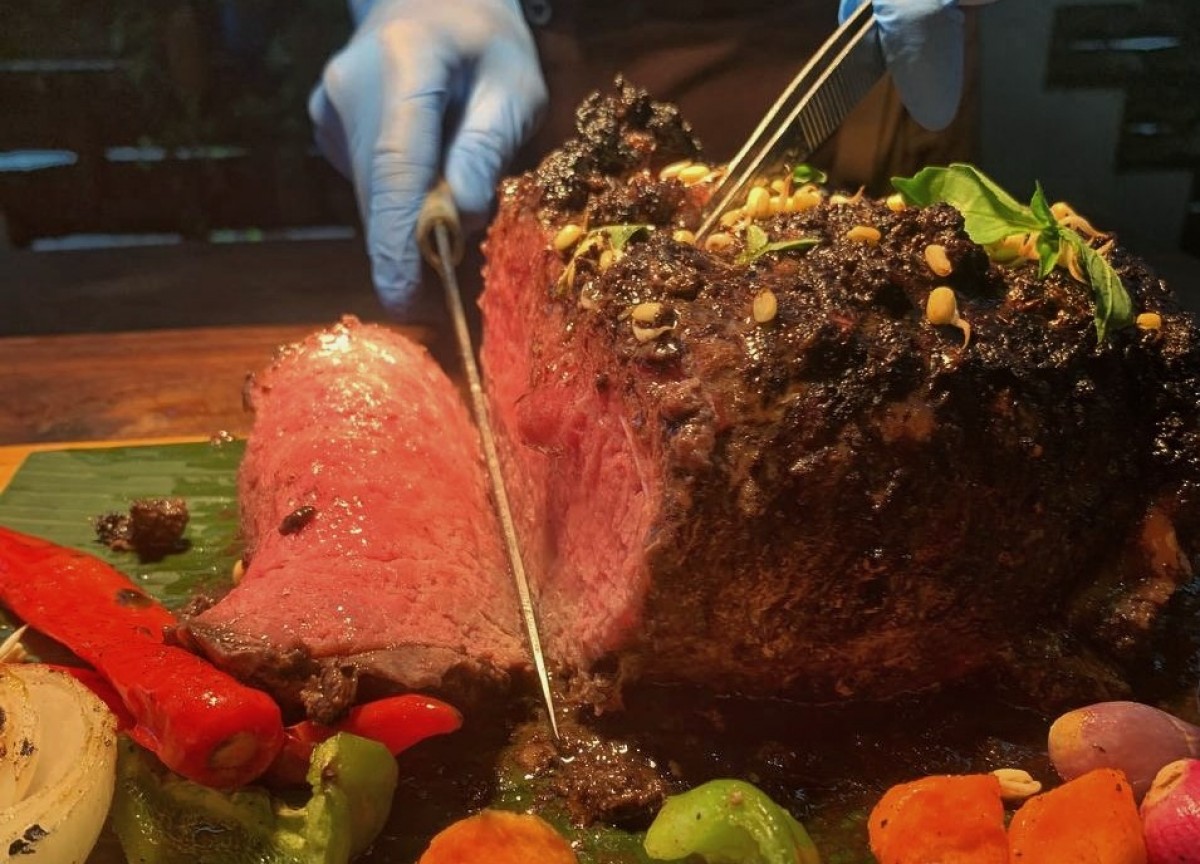 Hidangan Roasted Beef Rawon. (Foto: Swiss-Belinn for jatimnow.com)