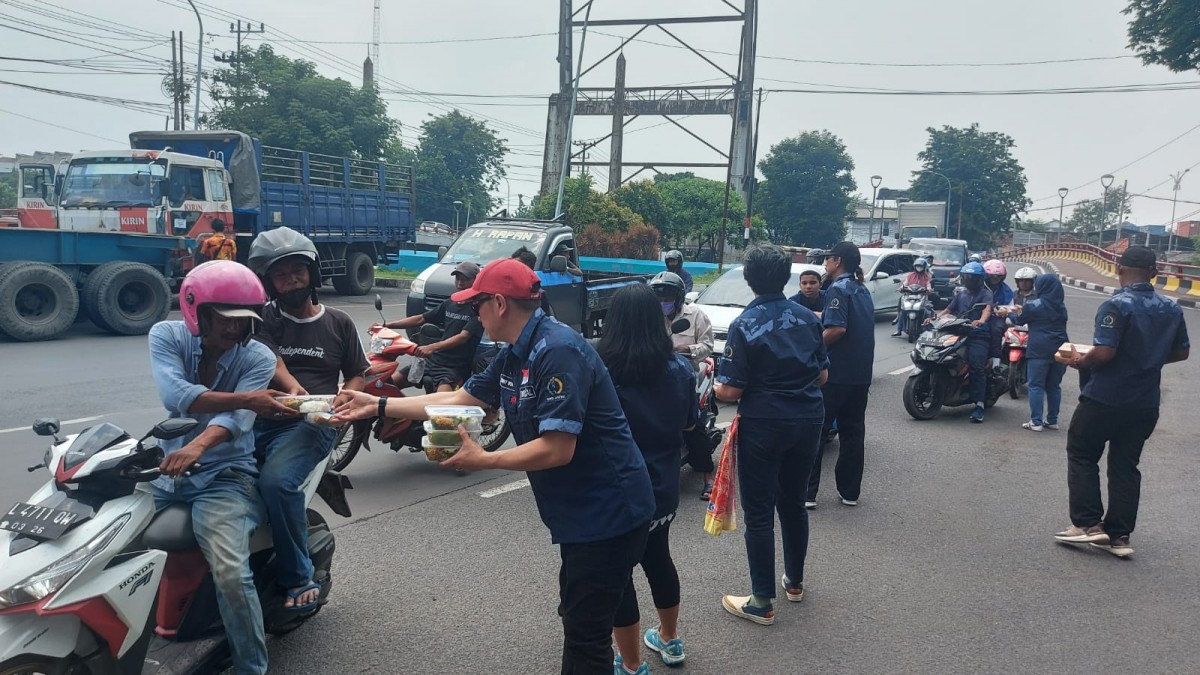 FKPPAL saat membagikan ratusan makanan gratis di depan pintu masuk Koarmada II, Jalan Ujung, Semampir, Perak, Surabaya. (Foto-foto: Zain Ahmad/jatimnow.com).