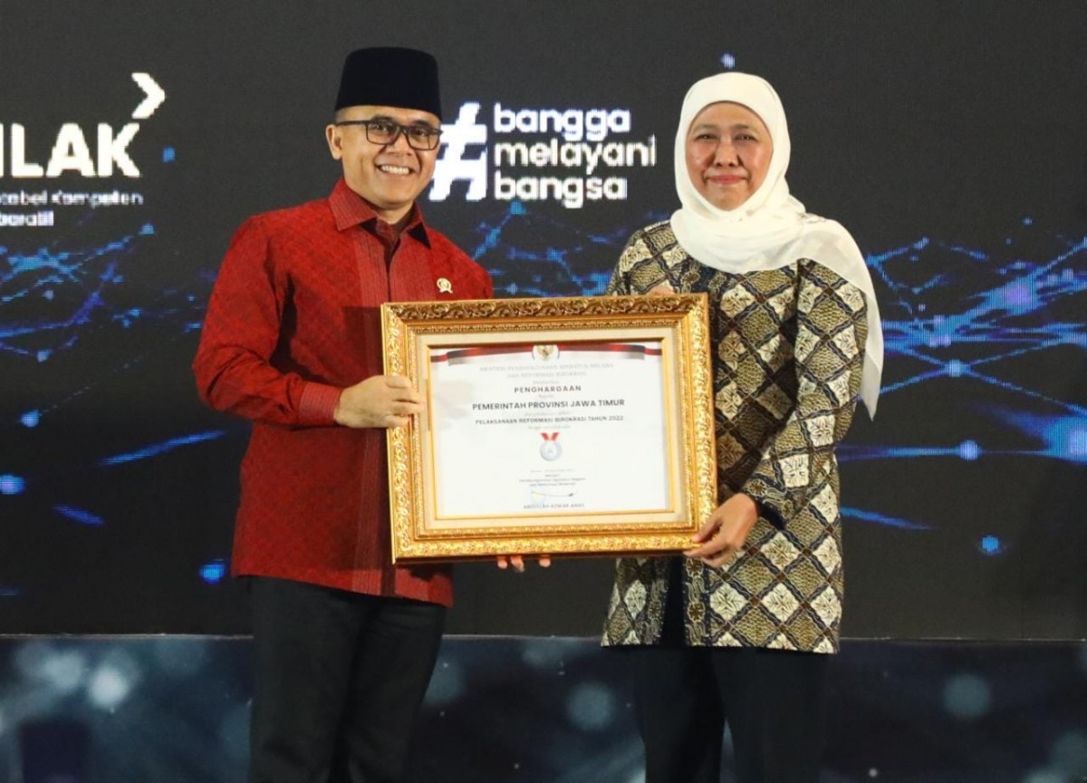 Gubernur Jatim Khofifah Indar Parawansa saat menerima penghargaan dari Menteri PAN-RB Abdullah Azwar Anas di Jakarta (Foto: Humas Pemprov Jatim)