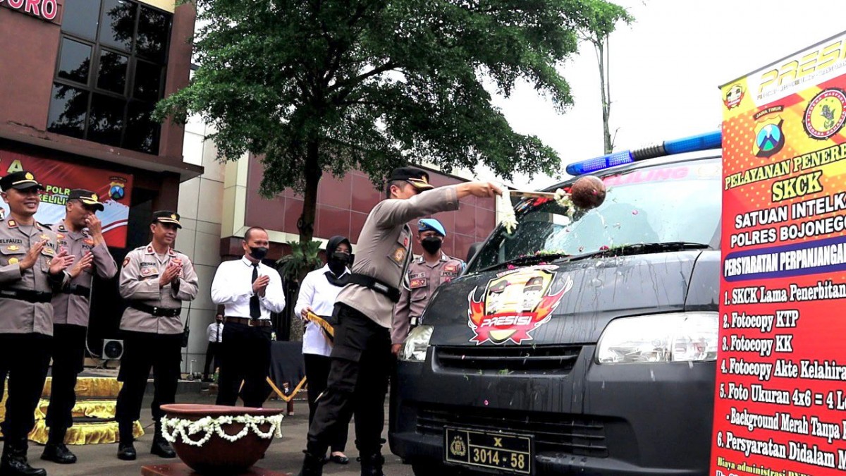 Kapolres Bojonegoro AKBP Muhammad secara simbolis meluncurkan mobil pelayanan SKCK Keliling. (Foto: Humas Polres Bojonegoro for jatimnow.com)