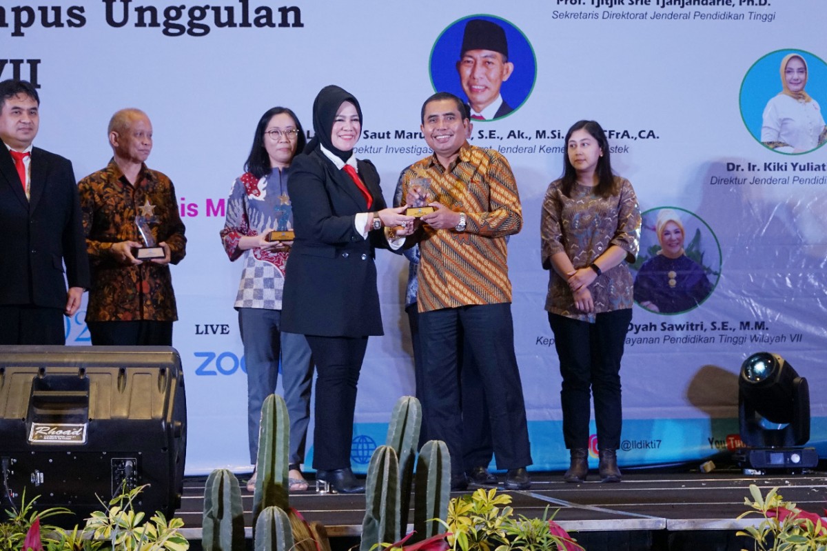 Wakil Rektor II Untag Surabaya, Dr. Abdul Halik, saat menerima penghargaan anugerah kampus unggulan Jatim dari Kepala LLDIKTI Wilayah VII, Prof. Dr. Dyah Sawitri. (Foto: Zie for jatimnow.com)