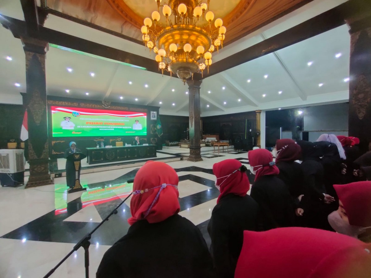 Pelantikan ratusan pejabat fungsional di Pendopo kabupaten Jombang. (foto: humas Pemkab Jombang for jatimnow.com)