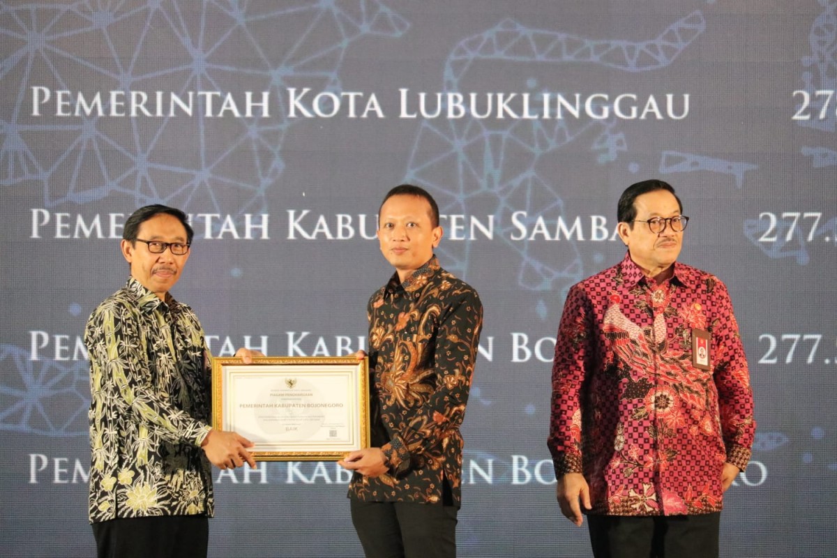 Ketua KASN Prof. Agus Pramusinto saat memberikan penghargaan pada Kepala BKPP Kabupaten Bojonegoro Aan Syahbana. (Foto: Pemkab Bojonegoro for jatimnow.com)