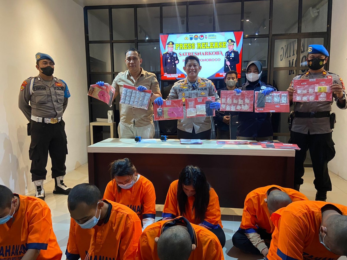 Pers rilis Polres Ponorogo tentang Pasutri yang konsumsi sabu. (Foto: Ahmad Fauzani/jatimnow.com)