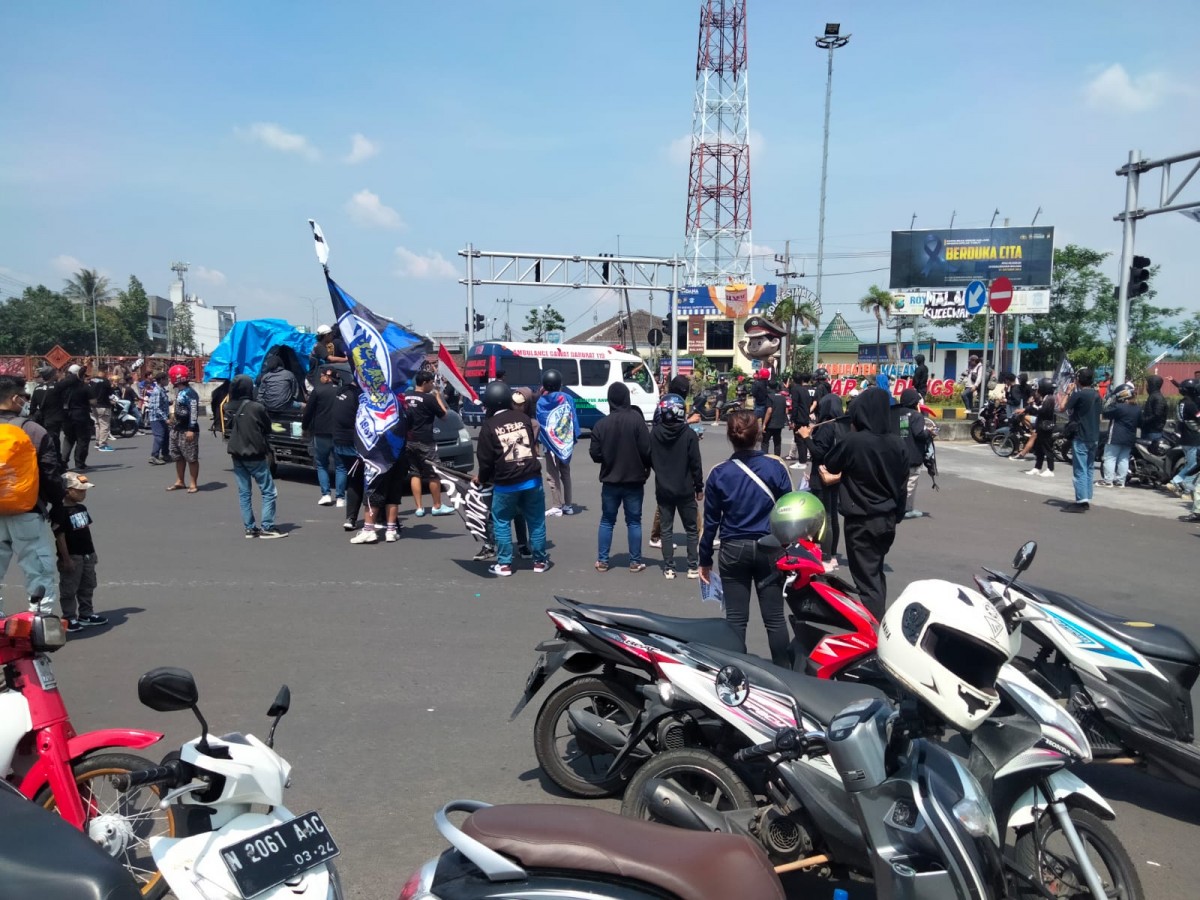Aremania menutup simpang empat untuk menyuarakan keadilan terhadap korban Tragedi Kanjuruhan. (foto: Arif Juli for Jatimnow.com)