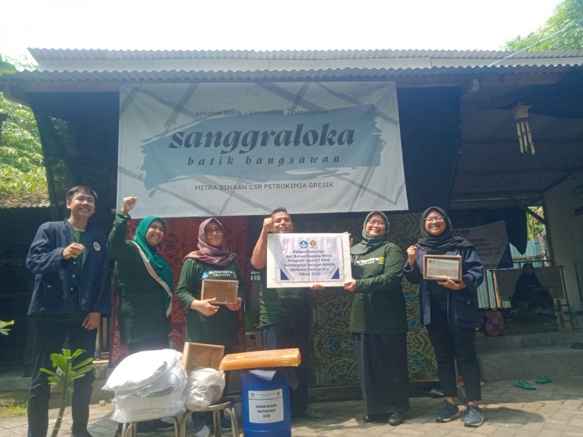 Pelatihan administrasi keuangan dan manajemen operasional pelaksanaan UMKM oleh Kampus Stiesia Surabaya dan UMG kepada UMKM Batik Sanggraloka Bangsawan Gresik (Foto: Febrian for jatimnow.com)