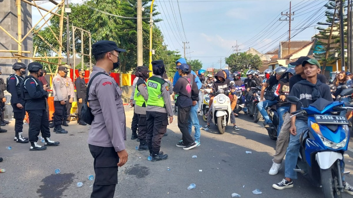 Aremania saat berada di depan Mako Brimob menggelar aksi massa. (foto: Galih Raka/jatimnow.com)