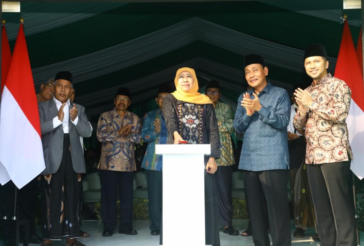 Gubernur Khofifah saat melakukan ground breaking kantor MUI Jatim (foto: Humas Pemprov Jatim for jatimnow.com)