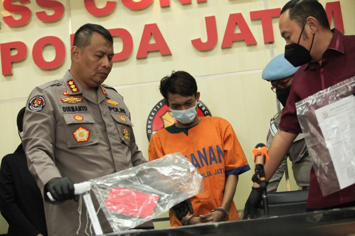 Tersangka pembunuhan terhadap istri siri yang hamil 5 bulan di Lumajang saat diamankan di Mapolda Jatim (Foto-foto: Zain Ahmad/jatimnow.com)