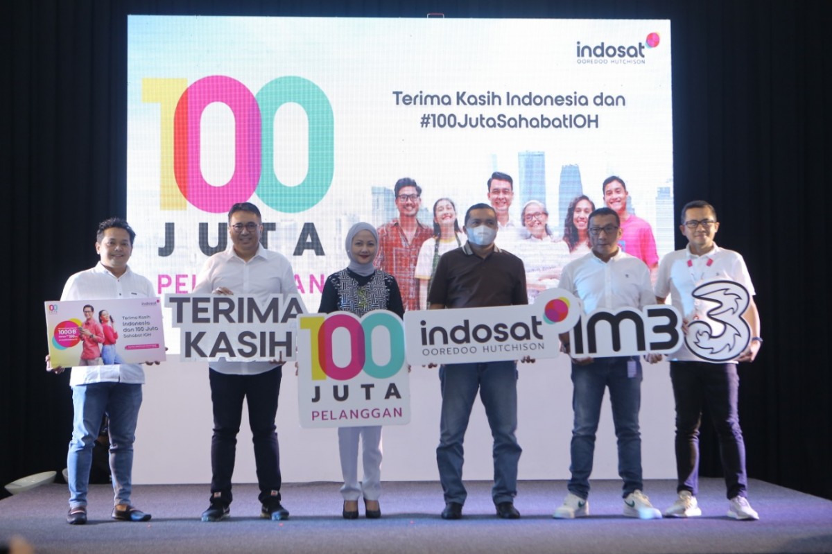 Indosat Ooredoo Hutchison (IOH) saat merayakan pencapaian 100 juta pelanggan selulernya dengan menghadirkan promo spesial (Foto: Zain Ahmad/jatimnow.com)