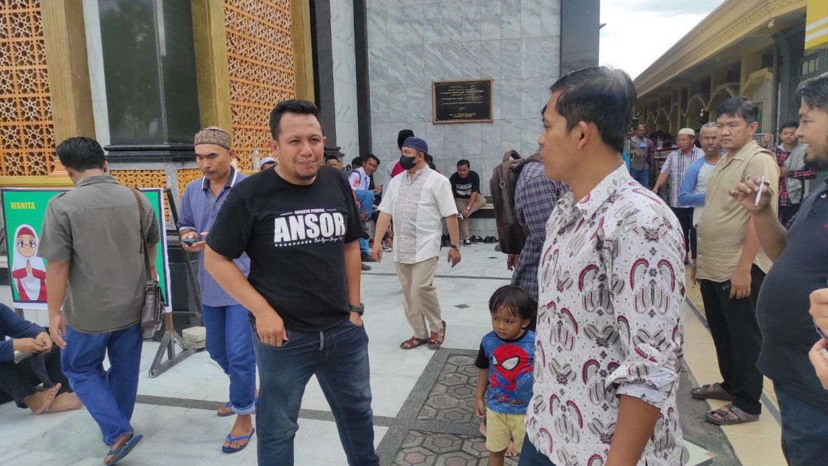 Jamaah Masjid Baitul Mukminin di Jombang yang kehilangan sepatu saat menunaikan ibadah salat Jumat. (foto: Elok Aprianto/jatimnow.com)