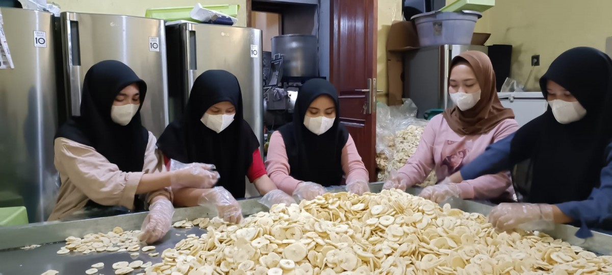 Produksi keripik buah asal Kota Batu. (Foto: Galih Rakasiwi/jatimnow.com)