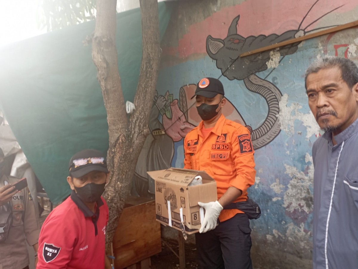 Evakuasi petugas saat adanya temuan mayat bayi di Jalan Menanggal (Foto: BPBD Kota Surabaya for jatimnow.com)