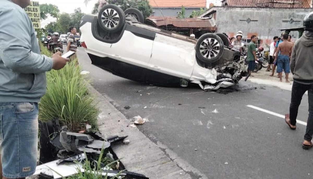 Kondisi Wuling yang terbalik usai menabrak Honda Vario di Sumobito, Jombang. (foto: Satlantas Polres Jombang for jatimnow.com)
