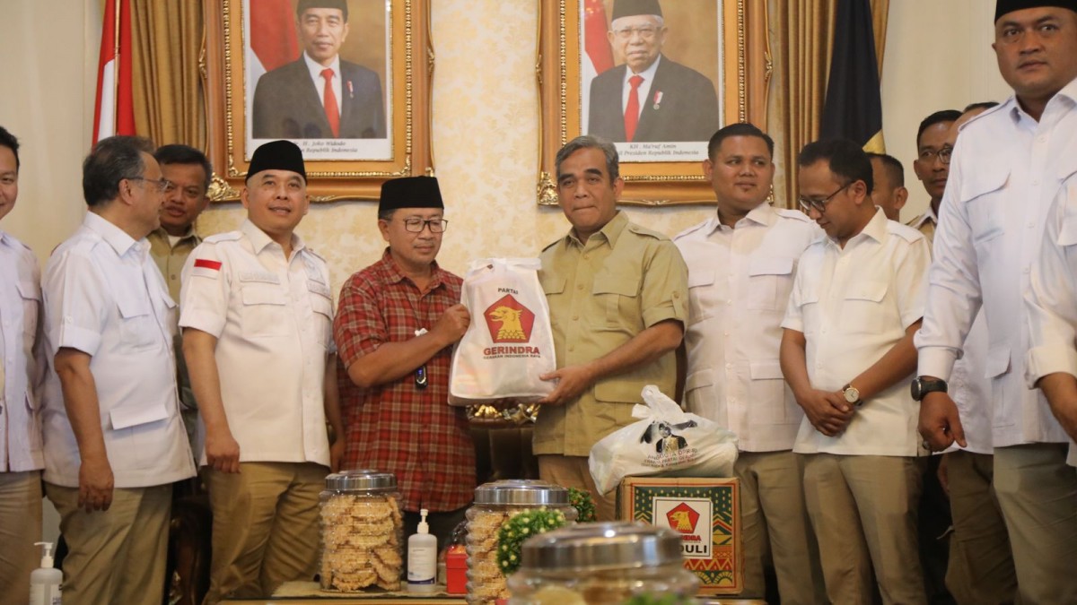 Sekjen Gerindra Ahmad Muzani saat diterima Bupati Cianjur, Herman Suherman dalam penyaluran bantuan bencana alam. (foto: Ricad for jatimnow.com)