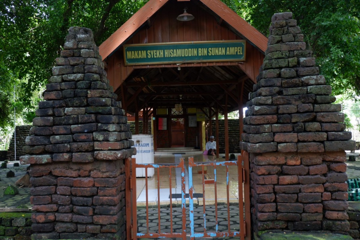 Gapura masuk area wisata religi pesarean putra Sunan Ampel di Lamongan. (Foto : Adyad Ammy Iffansah/jatimnow.com).