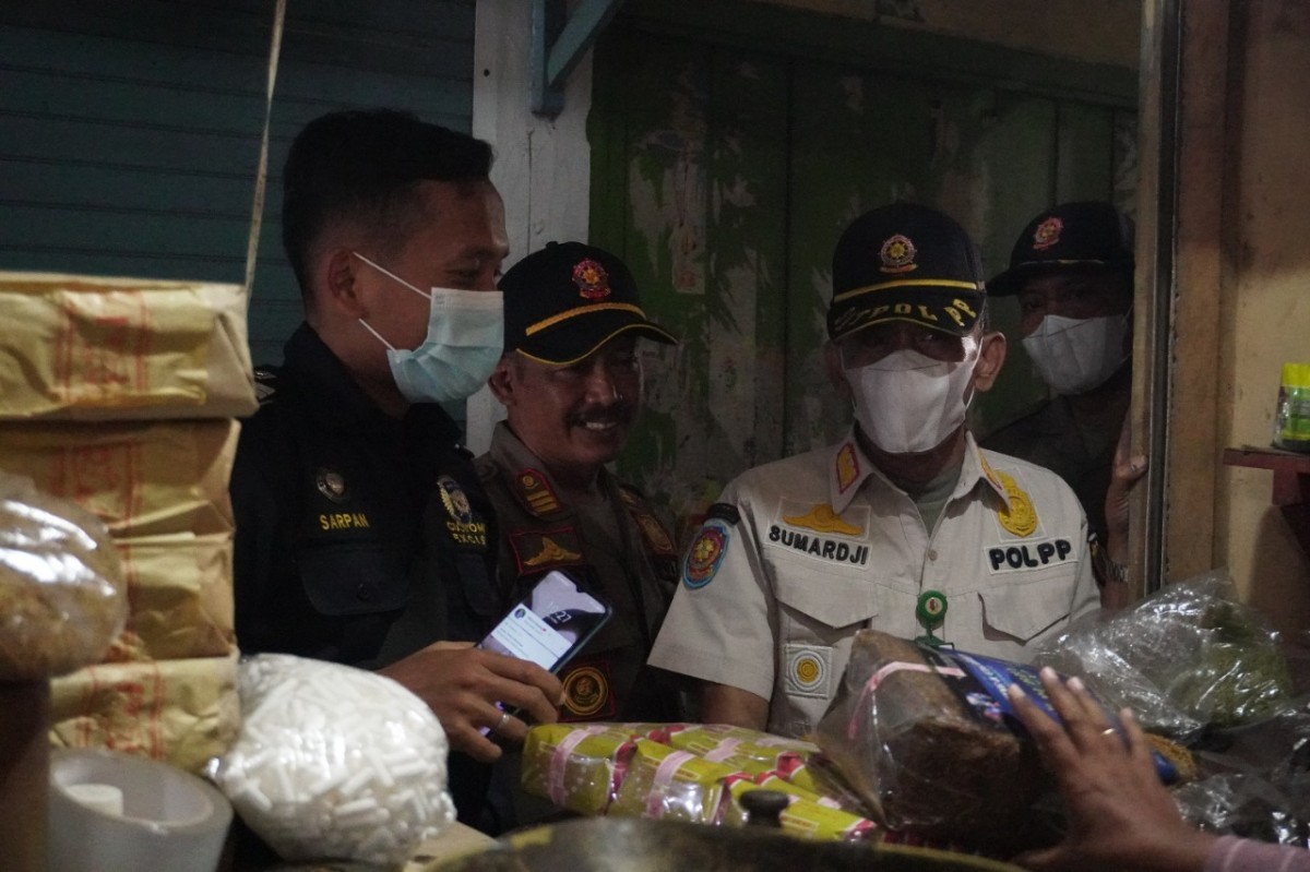 Petugas Bea Cukai Bojonegoro berhasil gagalkan penyelundupan rokok ilegal. (Foto: Federich Yuniarto for jatimnow.com)
