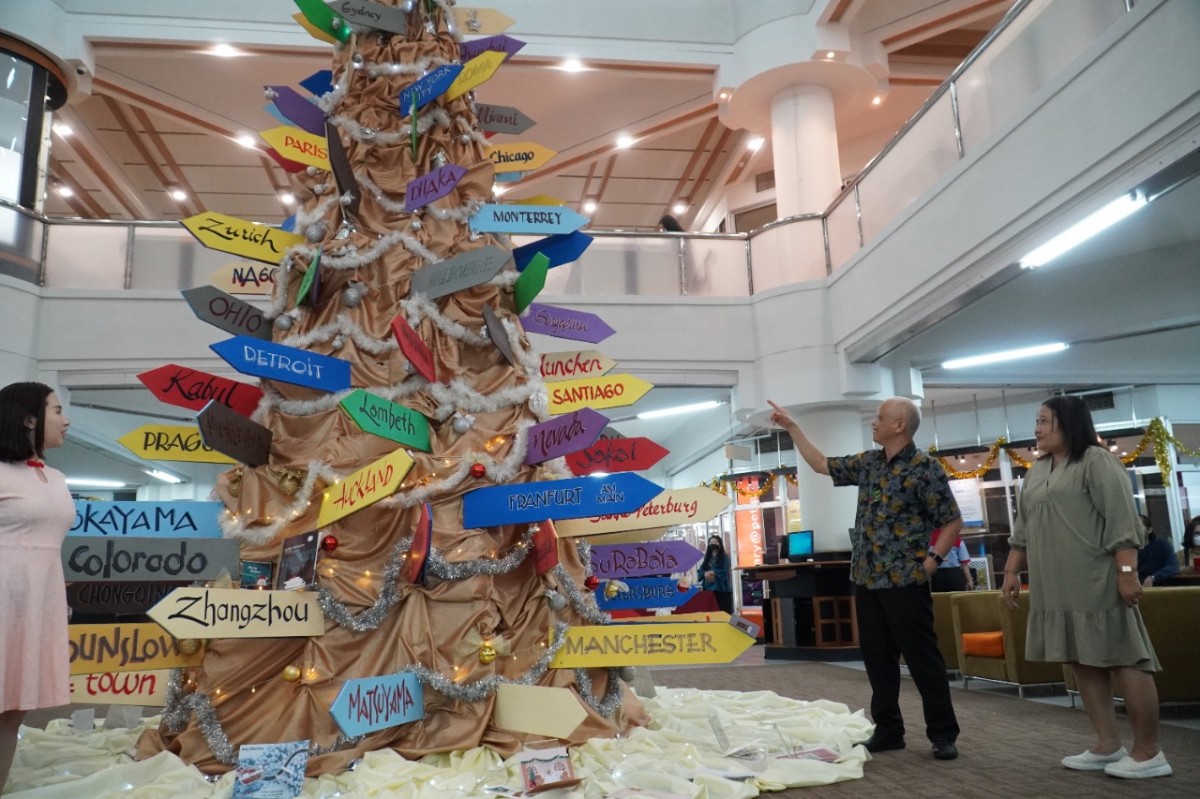 Pohon Natal di UK Petra Surabaya (Foto-foto: Ajeng for jatimnow.com)