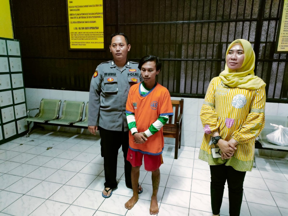 Pelaku saat diamankan di Mapolrestabes Surabaya. (foto Satreskrim Polrestabes Surabaya for jatimnow.com)