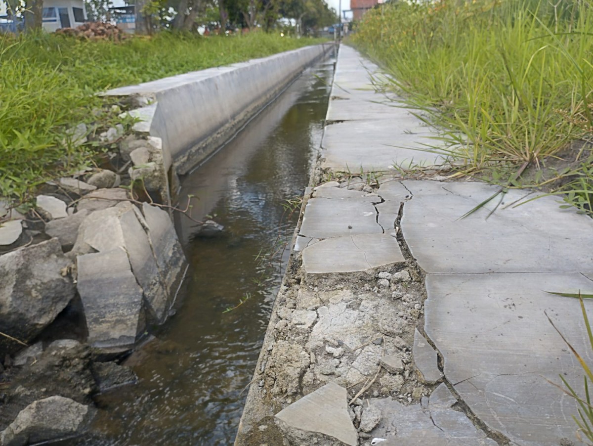 Kondisi saluran irigasi pertanian di Desa Gadingmangu, Kecamatan Perak yang kondisinya rusak.(foto: Elok Aprianto/jatimnow.com)