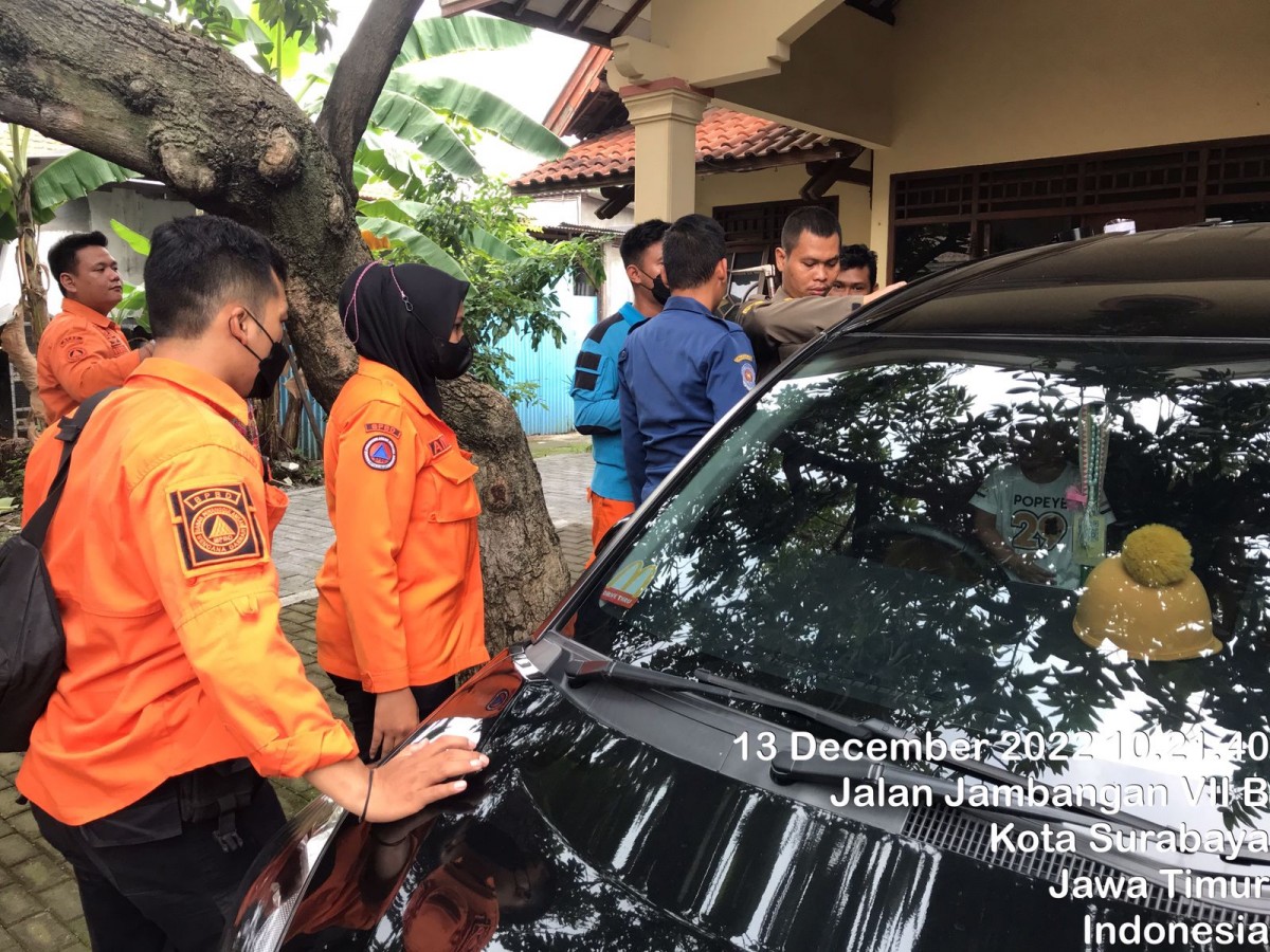 Upaya penyelematan yang dilakukan petugas. (Foto: Sekertaris BPBD Kota Surabaya for jatimnow.com)