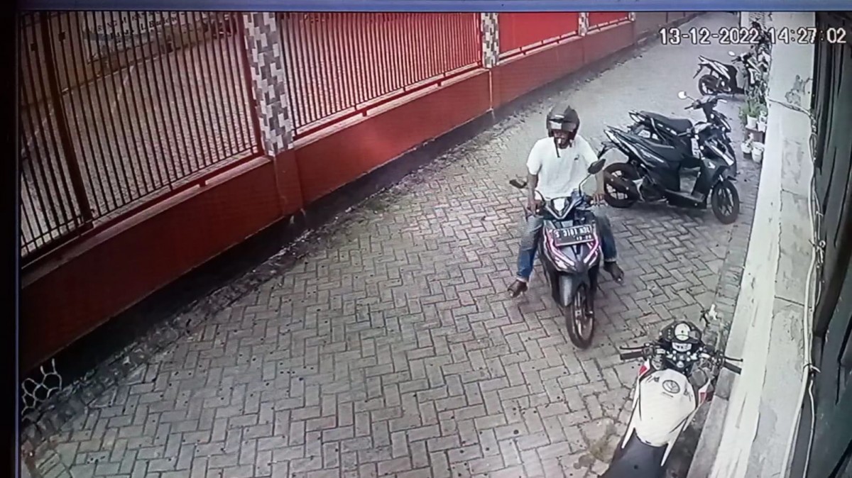 Aksi pelaku saat mencuri motor di salah satu kafe di Mojokerto (Foto: Tangkapan layar video CCTV)