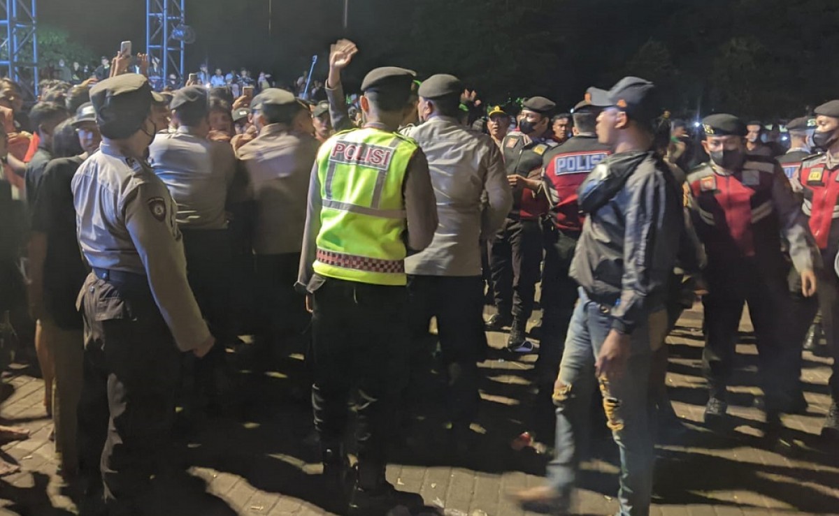 Suasana kericuhan saat Konser grub band Naff pada pembukaan Pekan Olahraga Kabupaten (Porkab) ke-7 tahun 2022 di Kabupaten Tuban. (Foto: Misbahul Munir/jatimnow.com)