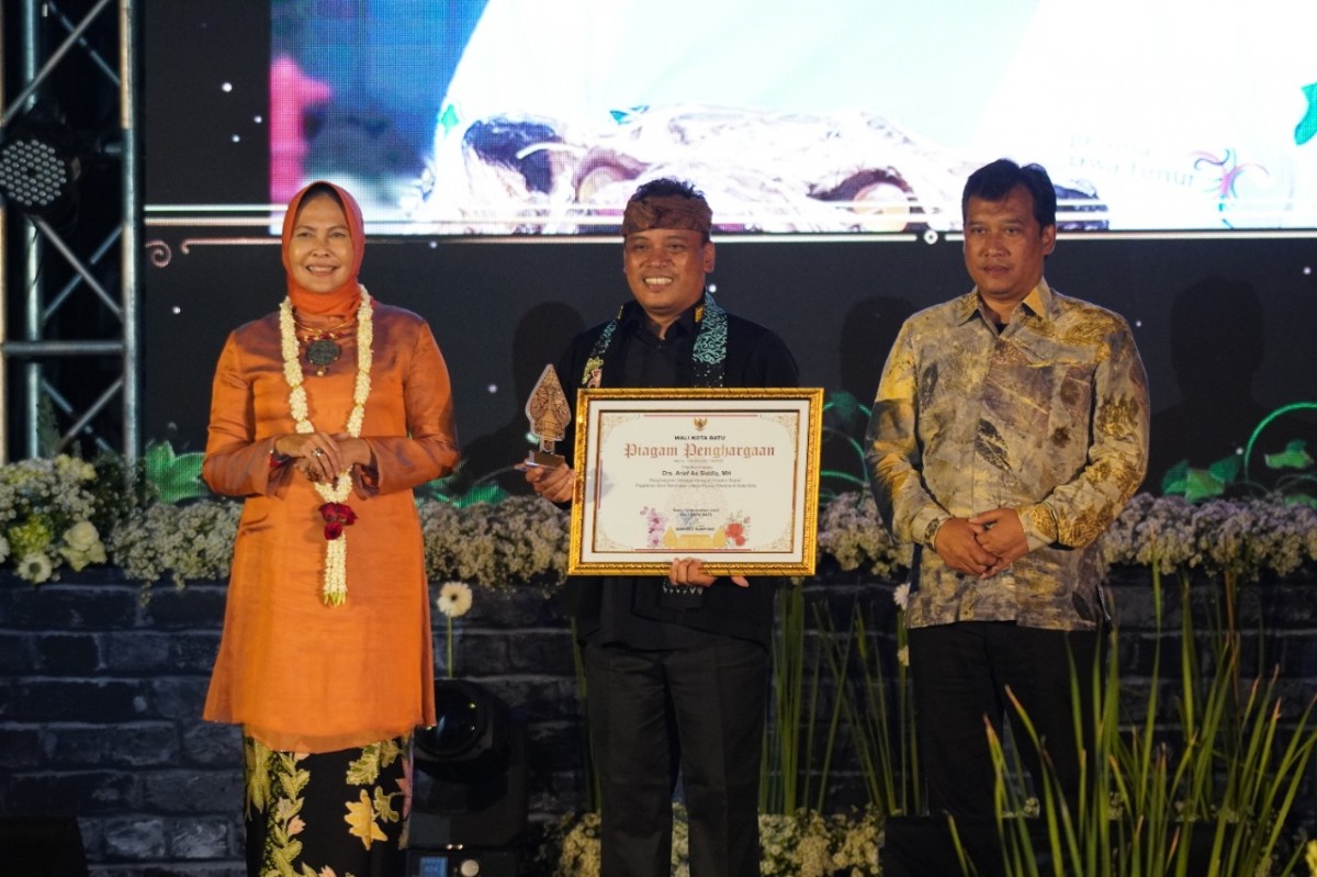 Wali Kota Batu Dewanti Rumpoko (kiri foto), Kepala Dinas Pariwisata Kota Batu, Arief As Siddiq (tengah foto), dan Sekda Kota Batu, Zadiem Effisensi (kanan foto) peluncuran kalender wisata saat Batu Tourism Award 2022. (Foto: Diskominfo Kota Batu for jatim