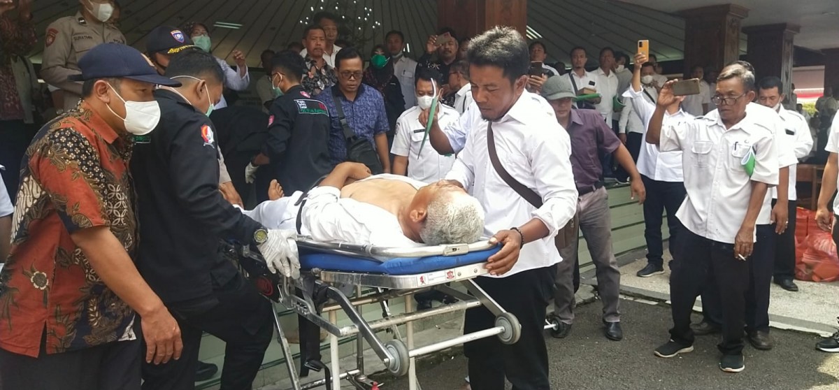 Pujianto, Kades Kendung Kecamatan Padangan yang dibawa petugas kesehatan untuk mendapatkan perawatan (Foto: Misbahul Munir/jatimnow.com)