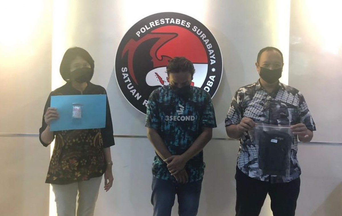 Tersangka AI diamankan polisi. (Foto: Satnarkoba Polrestabes Surabaya)